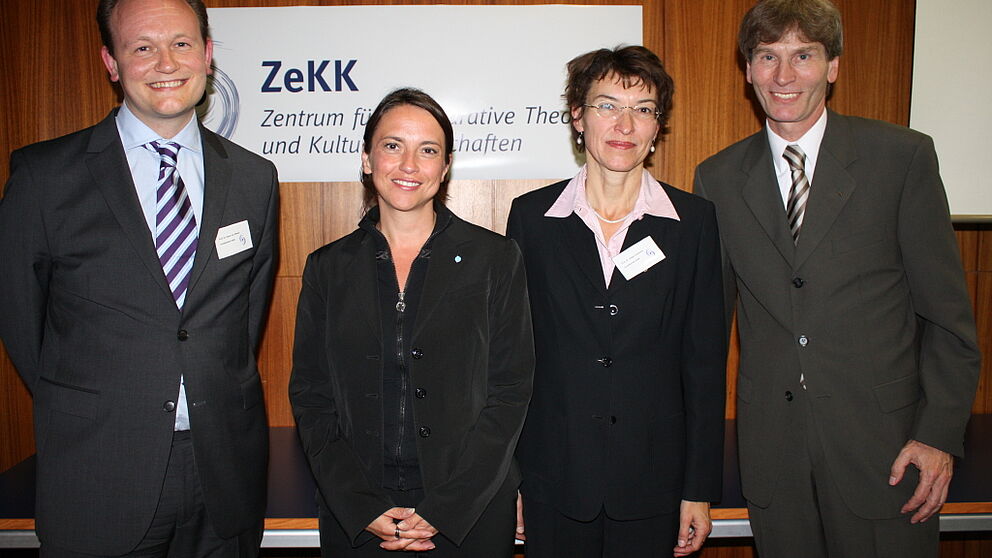 Foto (Universität Paderborn, Frauke Döll): Prof. Dr. Klaus von Stosch, katholischer Theologe und Vorsitzender des ZeKK, Dr. Cornelia Schu, Projektmanagerin des Kompetenzzentrums „Wissenschaft“ der Stiftung Mercator, Prof. Dr. Helga Kuhlmann, evangel
