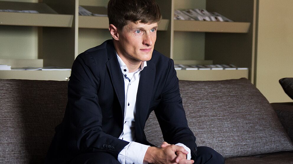 Foto (Leuphana Universität Lüneburg, Lena Schöning): Dr. Matthias Pelster, neuberufener Juniorprofessor für Finance an der Universität Paderborn, freut sich über einen Forschungspreis.