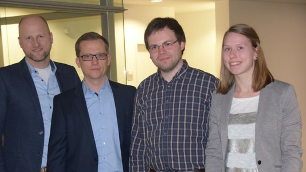 Foto: Freuen sich über die gelungene Kooperation (v. l.): Christian Hake, Vorsitzender WJ, Christian Horlitz, IPP WJ, sowie die Studienfonds-Stipendiaten Benedikt Uhe und Julia Shotton.