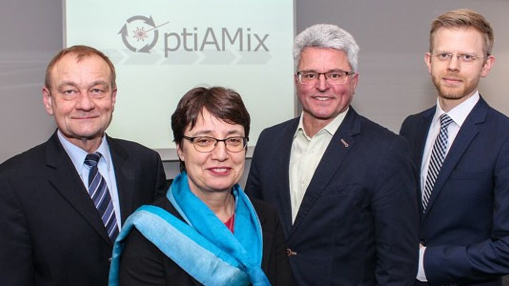 Foto (Universität Paderborn, Johannes Pauly): Prof. Dr.-Ing. Rainer Koch, Prof. Dr. Birgit Riegraf, Stefan Scherr und Rinje Brandis, beide Krause DiMaTec.