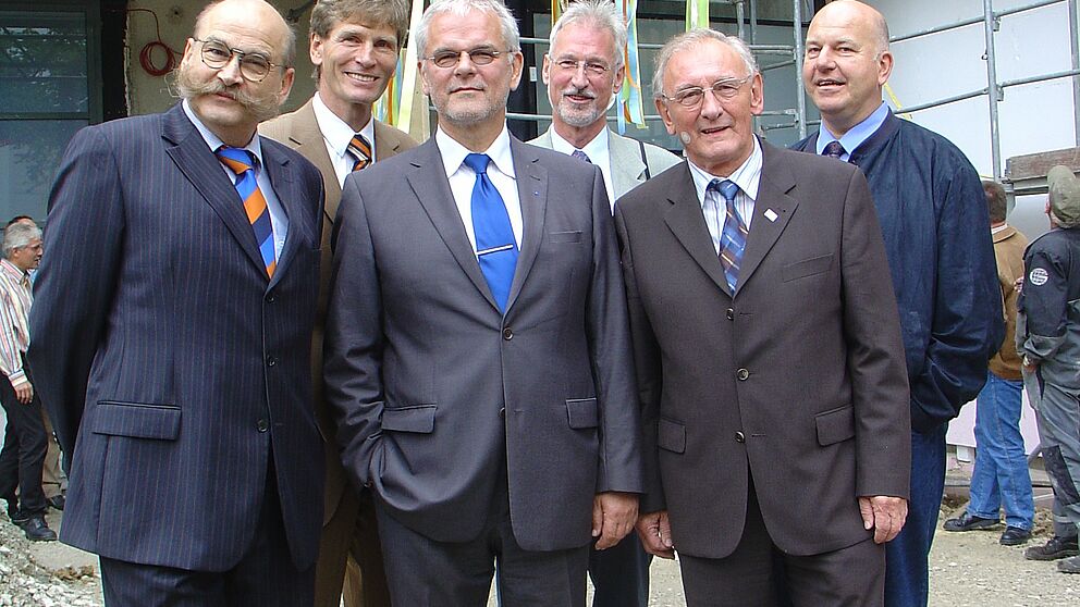 Foto: Richtfest für Neubau des Instituts für Optoelektronik und integrierte Optik. Es freuen sich (v.li.): Uni-Kanzler Jürgen Plato, Uni-Rektor Prof. Dr. Nikolaus Risch, Dr. Uwe Günther, Geschäftsführer BLB Detmold, Prof. Dr. Wolfgang Sohler, stellv