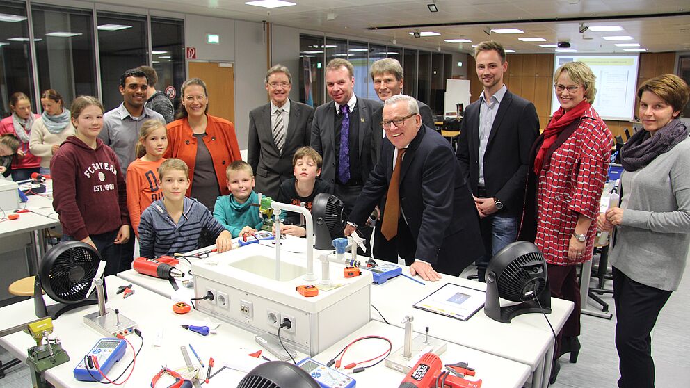 Foto: Besuch im Schülerlabor „coolMINT“ (hinten v. l.): Edmond Thevapalan und Prof. Dr. Katrin Temmen vom Schülerlabor, Christoph Schön (Leiter Stabsstelle Hochschulnetzwerk und Fundraising, Universität Paderborn), MIT-Kreisvorsitzender Ulrich Lan