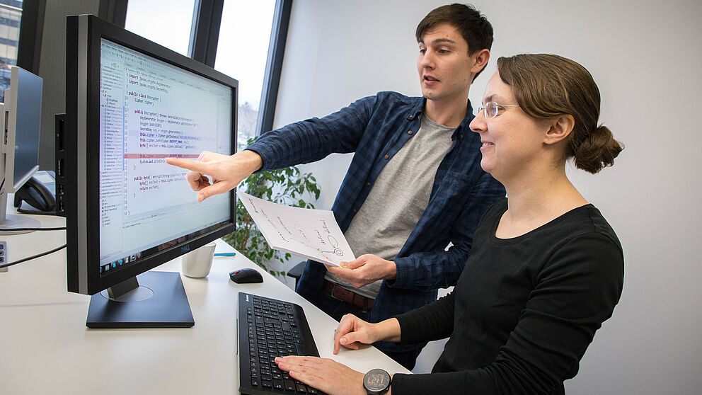 Foto (Fraunhofer IEM): Johannes Späth und Dr. Claudia Priesterjahn entwickeln am Fraunhofer IEM gemeinsam mit Oracle Programme, die Softwarefehler systematisch finden.