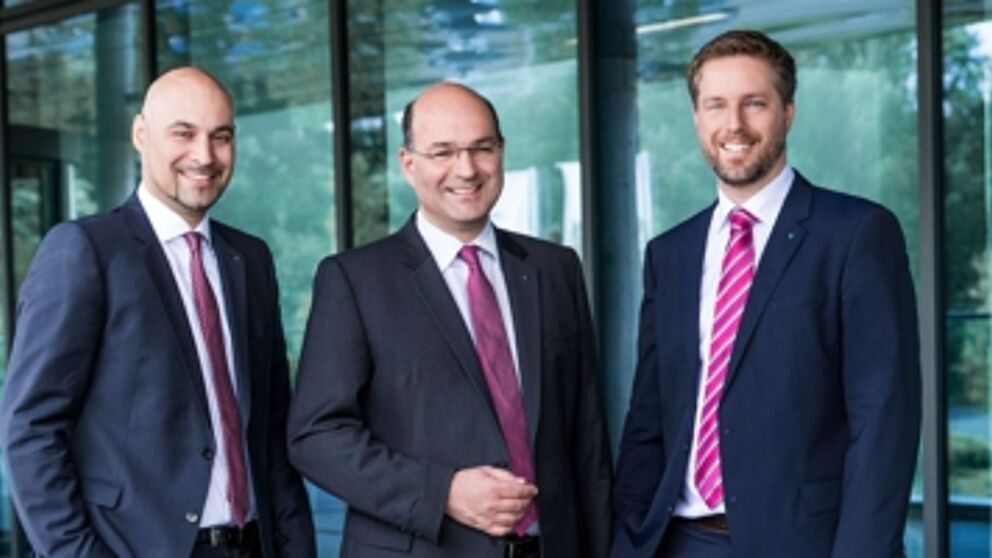 Foto: Das Direktorium des Fraunhofer IEM: Dr.-Ing. Roman Dumitrescu, Prof. Dr.-Ing. Ansgar Trächtler (Institutsleiter) und Prof. Dr. Eric Bodden (v. l. n. r.).