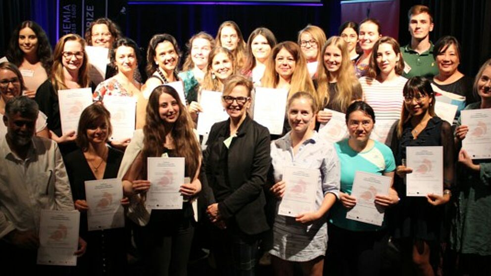 Foto (Universität Paderborn, Ricarda Michels): Prof. Dr. Ruth Hagengruber (1. Reihe, 4. v. l.) und Julia Mühl (2. Reihe, 1.v. l.) vom „Center for the History of Women Philosophers and Scientists“ mit denTeilnehmer*innen der Libori Summer School 2019.