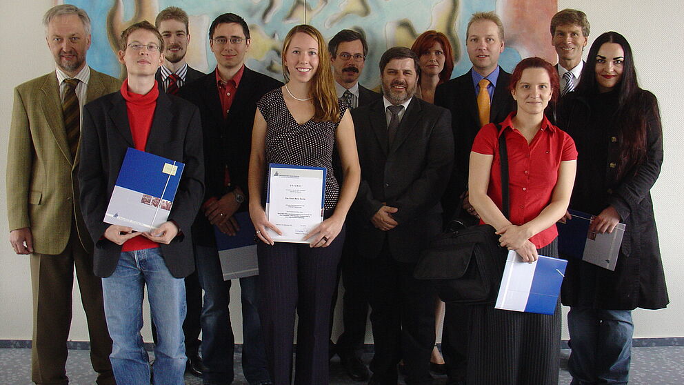 Foto (Christiane Bernert): Die Preisträger mit Forschungs-Prorektor Prof. Dr. Wilhelm Schäfer (li.) und Uni-Rektor Prof. Dr. Nikolaus Risch (2. v. re.): (v. li.) Dr. Martin Ziegler, Stefan Kramkowski, Adam Neuba, Gisela Maria Sander, Prof. Dr. Ulrich Hi