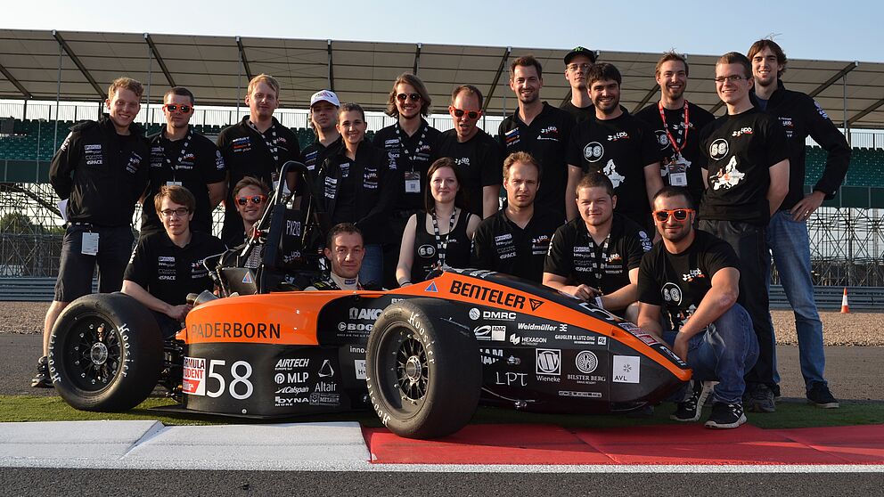 Foto (UPBracing Team e. V.): Das UPBracing Team glänzt bei der Formula Student UK in Silverstone.