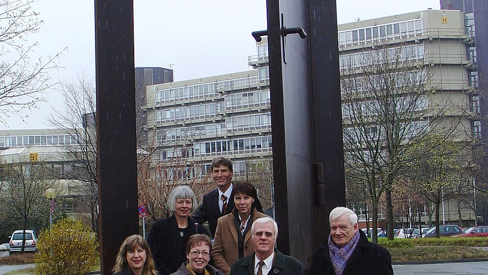Foto (Tibor Werner Szolnoki, Universität Paderborn): v. li.: Dr. Barbara Könches, Kunststiftung NRW, Galeristin Monika Hoffmann, Regierungspräsidentin Marianne Thomann-Stahl, Uni-Präsident Prof. Dr. Nikolaus Risch, Kulturdezernentin Manuela Morath, Be