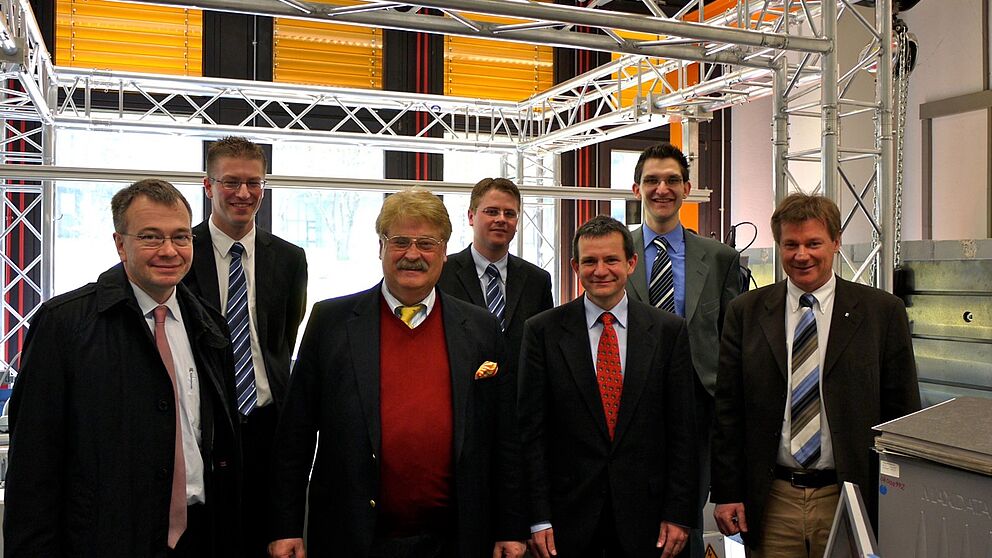 Foto (Universität Paderborn, Heike Probst): Beim Crashtest im Forschungslabor: (v. l.) vorn: Prof. Dr.-Ing. Werner Homberg, Lehrstuhl für Umformende und Spanende Fertigungstechnik (LUF), MdEU Elmar Brok, Prof. Dr. rer. nat. Thomas Tröster, Lehrstuhl f