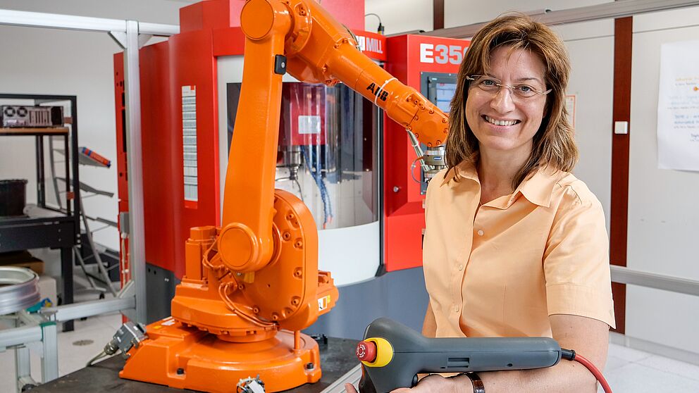 Foto (Universität Paderborn, Johannes Pauly): Prof. Dr.- Ing. Iris Gräßler im „Smart Automation Laboratory“ der Universität Paderborn.