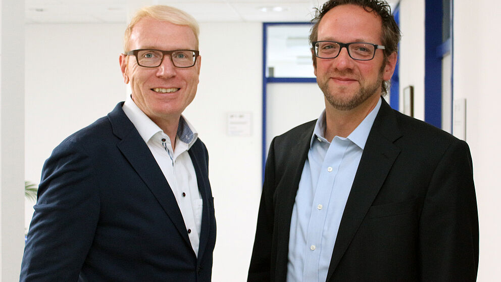 Foto (Universität Paderborn, Heiko Appelbaum): Karl-Julius Sänger (l.) und Prof. Dr. Dr. Claus Reinsberger freuen sich über die neue Kooperation.
