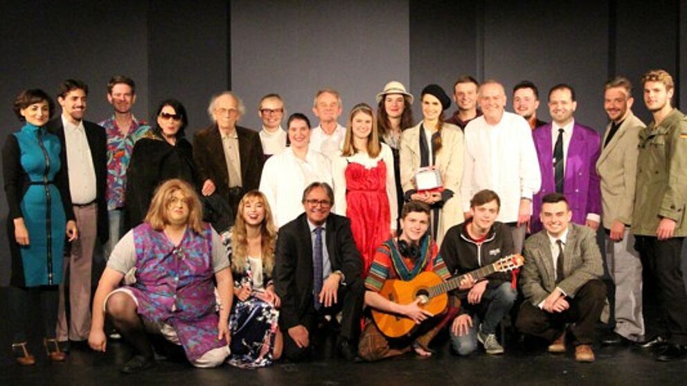 Foto (Universität Paderborn, Cathrin Spönemann): Großes Ensemble bei der Aufführung von Botho Strauß‘ „Groß und Klein“.