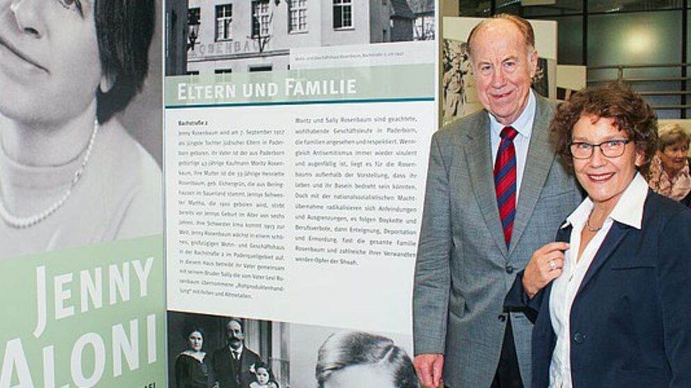 Foto (Universität Paderborn, Johannes Pauly): Ausstellung „Deutschland-Palästina-Israel“ in der Universitätsbibliothek der Universität Paderborn, (v. l.) Prof. Dr. Dr. h. c. mult. Hartmut Steinecke und Dr. Anikó Szabó.