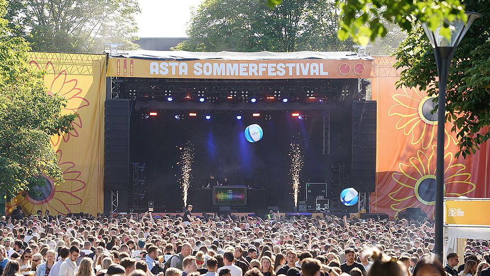 Eine Publikumsmenge vor der Bühne beim Asta Sommerfestival