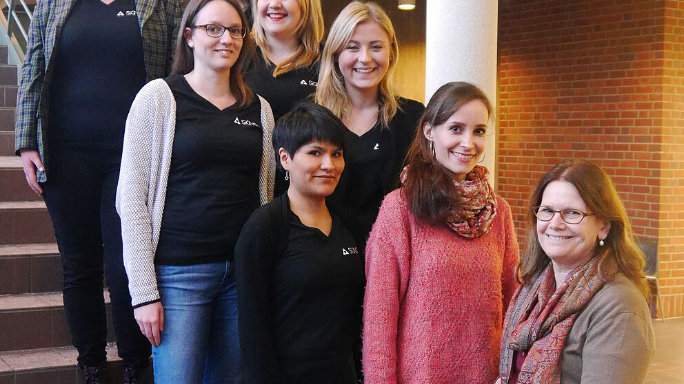 Foto (Johannes Pauly): hintere Reihe von oben nach unten: Alina Schultz, Angelika Wall, Janina Beckmeier, Friederike Hoffmann, Lara Gerhardts (Seminarleitung), Prof. Dr. Dorothee M. Meister (Projektberatung); vordere Reihe von oben nach unten: Sophie-Luis