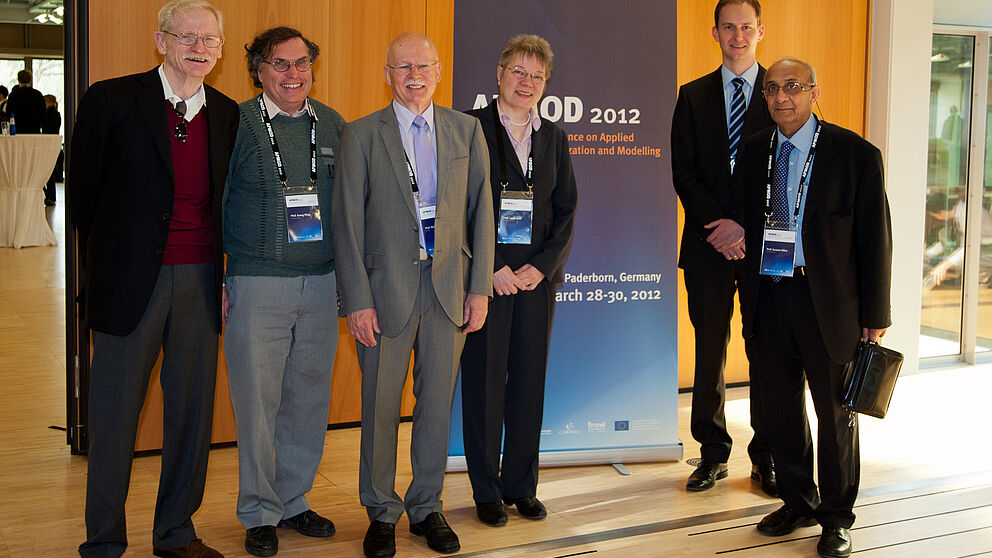 Foto (Universität Paderborn, Kempkes): Die Plenary Speakers Prof. Dr. Robert E. Bixby, Prof. Dr. Georg Pflug und Prof. Dr. Rolf H. Möhring freuten sich mit den Organisatoren Prof. Dr. Leena Suhl, Jun.-Prof. Dr. Achim Koberstein und Prof. Dr. Gautam Mitr