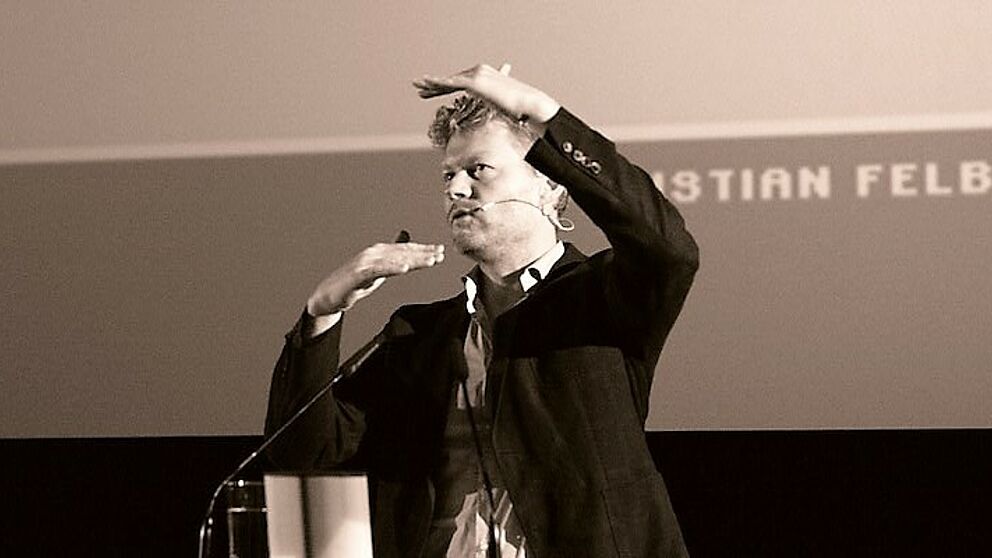 Foto (Dietmar Wadewitz): Christian Felber erklärt die Gemeinwohl-Ökonomie am 13. November um 18 Uhr an der Universität Paderborn.