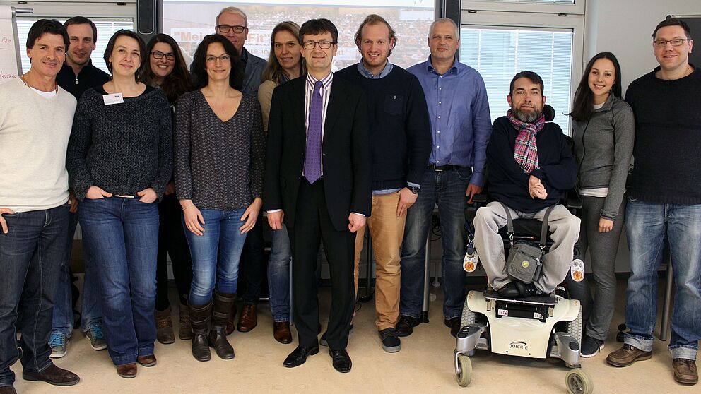 Foto (Universität Paderborn, Heiko Appelbaum): Markus Hornig (links) und Dennis Fergland (5. v. r.) freuten sich über das große Interesse der Projektpartner während der Gesundheitswerkstatt an der Uni Paderborn.