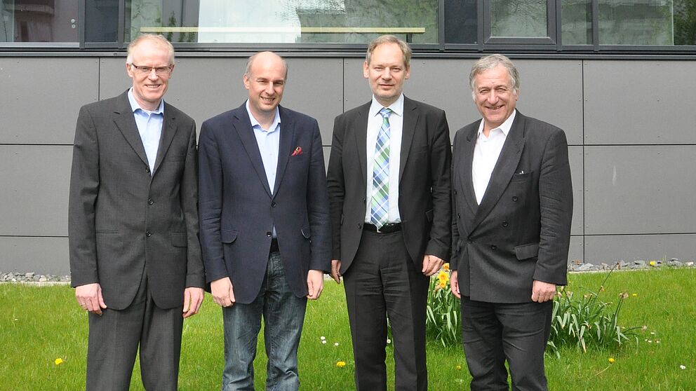 Foto (Universität Paderborn): (v. l. n. r.) Prof. Dr.-Ing. Reinhold Häb-Umbach, Leiter des Instituts für Elektrotechnik und Informationstechnik, Prof. Dr. Jürgen Klüners, Dekan der Fakultät Elektrotechnik, Informatik und Mathematik, Gastredner Dr.-I