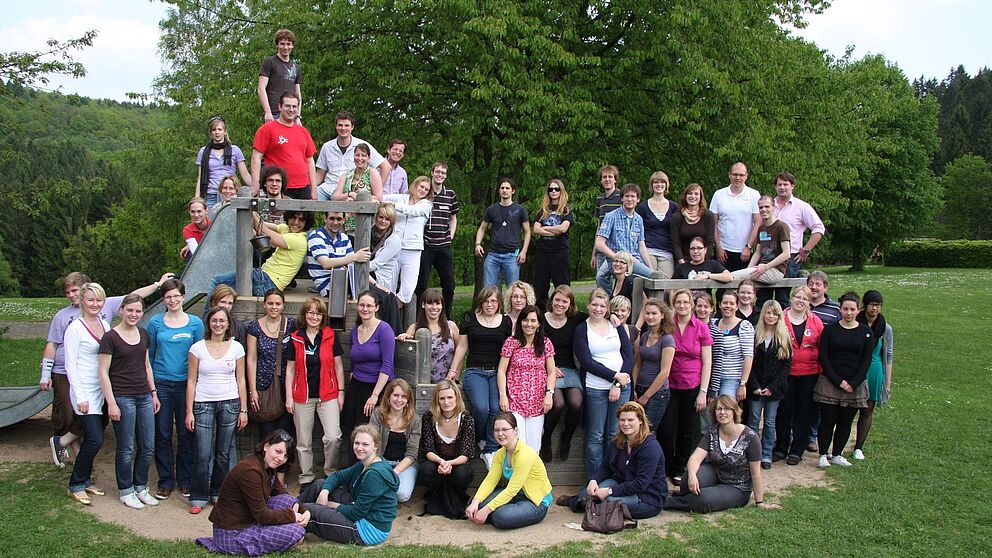 Foto (Universität Paderborn): Der Hochschulchor „UniSono“ bei einem arbeitsreichen Wochenende in der Jugendherberge Biggesee.