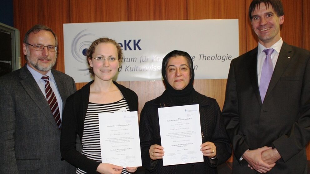 Foto (Universität Paderborn, Frauke Döll): Prof. Dr. Volker Peckhaus, Dekan der Fakultät für Kulturwissenschaften, die Preisträgerinnen Hamideh Mohagheghi und Anna-Maria Fischer und Dr. Uwe Baer, Vorstandsvorsitzender der Stiftung Dienstleistungsgrup