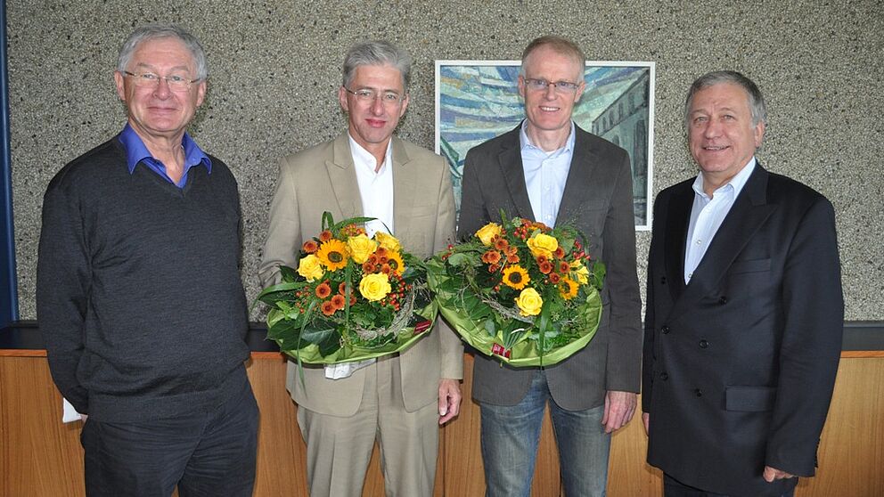 Foto (Mark Heinemann): Unter Aufsicht des Wahlleiters Prof. Dr. Peter Bender (l.) und von Dr. Michael Laska als Geschäftsführer der Fakultät für Elektrotechnik, Informatik und Mathematik (r.) fanden die Dekanatswahlen statt. Dabei wurden Prof. Dr.-Ing