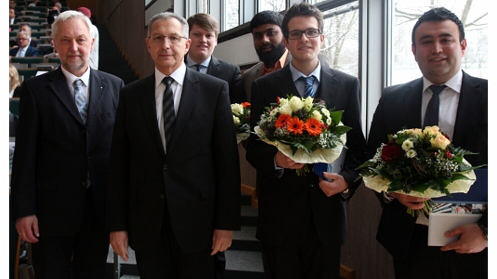 Foto (Universität Paderborn, Nina Reckendorf): (v. l. n. r.) Prof. Dr. Wilhelm Schäfer, Bernhard Dorenkamp, Michael Rüsing, Azharuddin Kazi, Donato Morelli und Mehmet Esat Aydinöz.