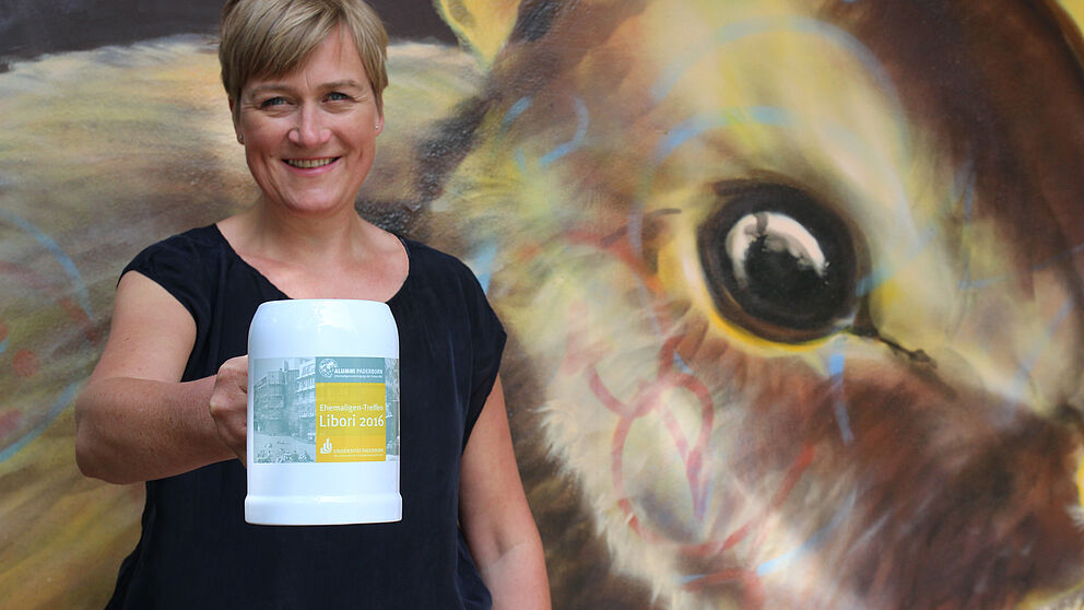 Foto (Julia Pieper, Universität Paderborn): Das Paderborner Hasenmotiv, Libori und die Ehemaligen der UPB gehören zusammen: Alexandra Dickhoff von Alumni Paderborn lädt ein zum Ehemaligen-Treffen am Libori-Freitag. Die ersten 50 Besucher erhalten eine