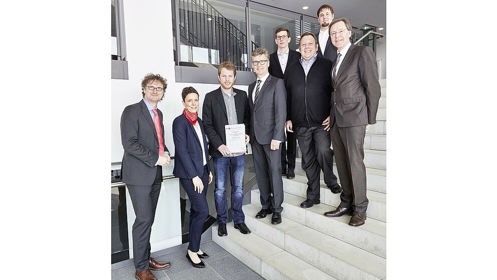 Foto – v. l. n. r.: Prof. Dr. Rüdiger Kabst, Vizepräsident Universität Paderborn; Anna-Lena Wenzel, Betreuerin Planspiel Börse, Sparkasse Paderborn-Detmold; Marian Hamel, Preisträger; Hubert Böddeker, Vorstandsmitglied Sparkasse Paderborn-Detmold;