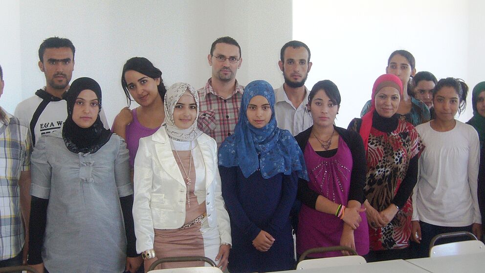 Foto (Universität Mahdia, Dr. Chaouki Kacem): Leiter der Veranstaltung in Tunesien: Dr. Chaouki Kacem (1. v. li.) als Repräsentant der tunesischen Teilnehmer der Veranstaltung.