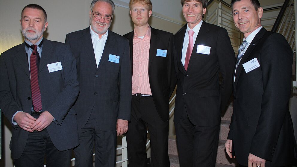 Foto (Universität Paderborn, Frauke Döll): v. l. Wilfried Wascher (Leiter des Geschäftsbereichs Technologietransfer und Unternehmensgründung bei der Forschungszentrum Jülich GmbH in Berlin), Bernd Seel (Leiter von UniConsult), Steffen Terberl (stellv