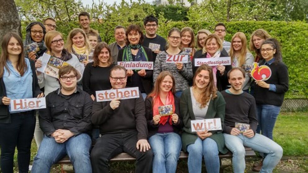 Foto (ESG): "Studierende der Universität Paderborn, mittig die Studierendenpfarrerin Heidrun Greine, links daneben - Prof. Dr. Harald Schroeter-Wittke, links außen - die Gemeindeassistentinnen: Vida Acheampong und Ricarda Klemme, rechts neben der Pfarre