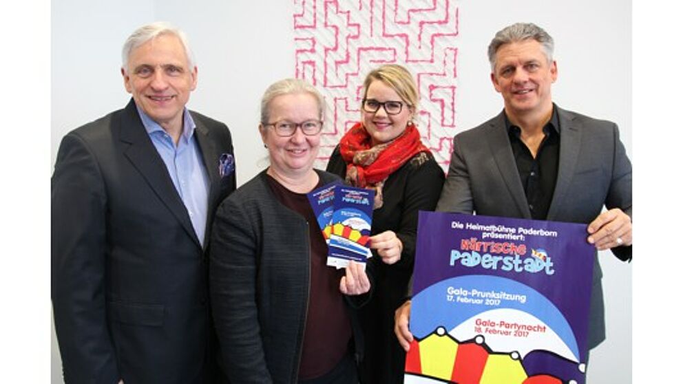 Foto (Universität Paderborn, Vanessa Dreibrodt): Laden zum Karneval ein (v. l.): Peter Naunheim, 1. Vorsitzender Heimatbühne Paderborn, Simone Probst, Vizepräsidentin für Wirtschafts- und Personalverwaltung, Janina Beckmeier, AStA-Vorsitzende, und Pet