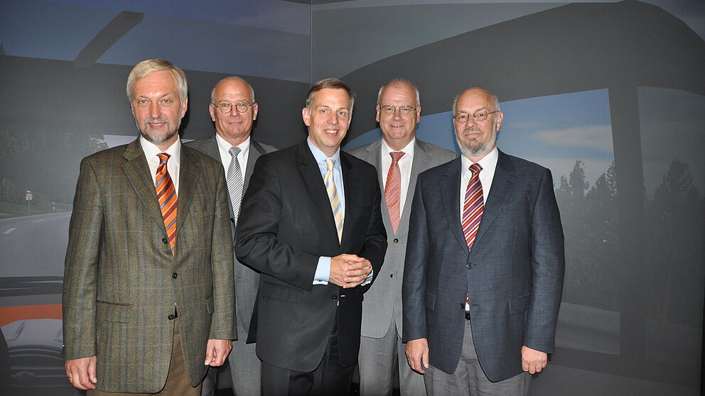 Foto (Salerno Media): Sie stehen für die enge Zusammenarbeit von Wissenschaft und Wirtschaft in der IT-Hochburg Paderborn und freuen sich über den Rückenwind durch Andreas Krautscheid (Mitte), NRW-Minister für Bundesangelegenheiten, Europa und Medien 