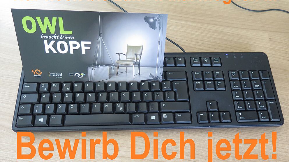 Abbildung: Postkarte „OWL braucht Deinen Kopf“ – So bewirbt die Stiftung Studienfonds in Schulen und Hochschulen die neue Bewerbungsphase.