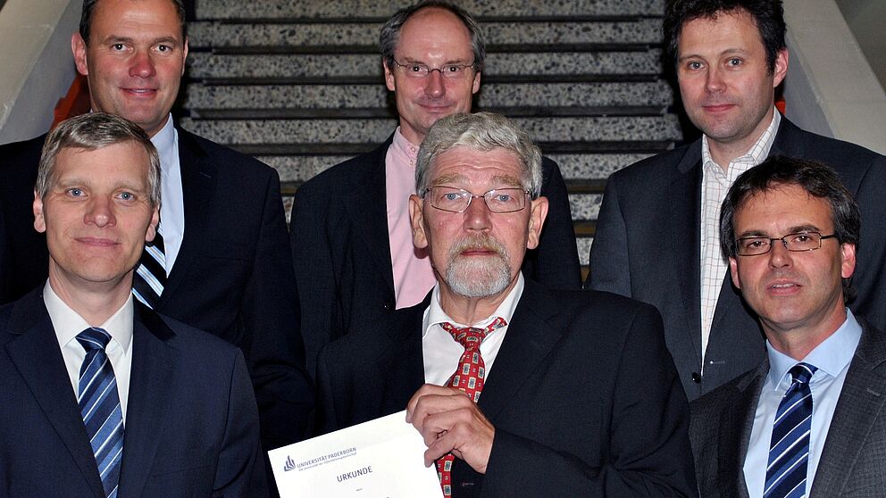 Bild (Dr. Silvia Dohmeier-Fischer): vorn v. li.: Dekan der Fakultät für Maschinenbau Prof. Dr. Volker Schöppner, Dr. Klaus Dieter Hungenberg (BASF SE), Dekan der Fakultät für Naturwissenschaften Prof. Dr. Torsten Meier, hinten v. li.: Vorsitzender de