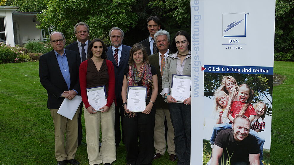 Foto (v. li.): Prof. Dr. Rolf Breuer, Vorstand der DGS-Stiftung Manfred Gubitz, Sara Strauss, Dekan Prof. Dr. Volker Peckhaus, Tanja Reiffenrath, Stiftungsverwalter Dr. Uwe Baer, Karl-Ludwig Hesse und Dr. Miriam Kanne.