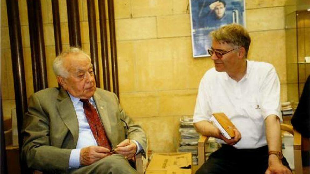 Foto (Christa Hökel): Prof. Dr. Wolfgang Keim (re.) im Gespräch mit Prof. Dr. Leon Zelman, Direktor des Jewish Welcome Service Wien