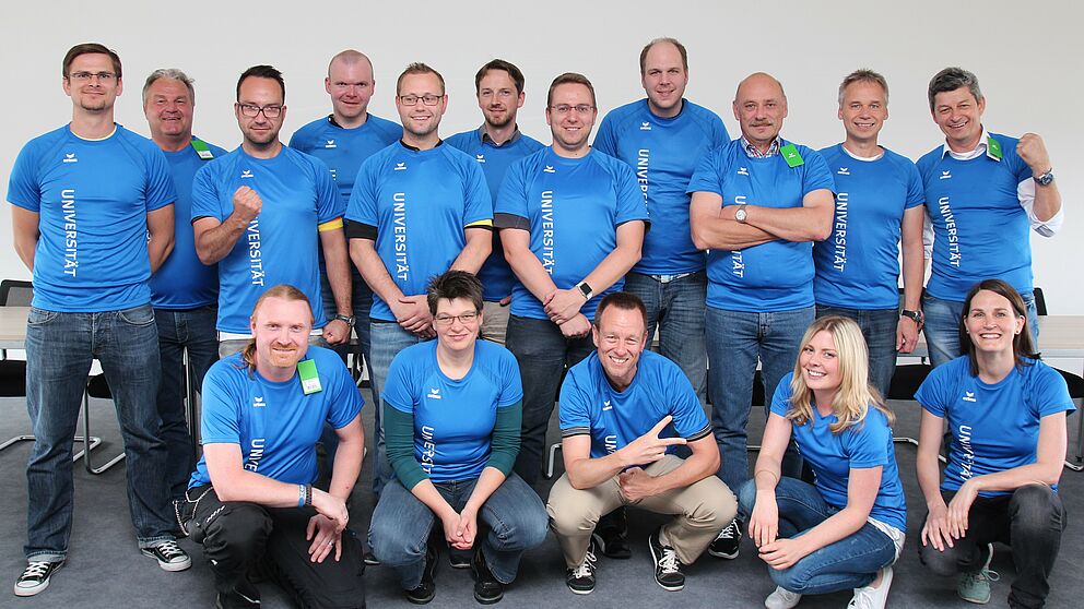 Foto (Universität Paderborn, Vanessa Dreibrodt): Anprobe: Die Läufer und Läuferinnen aus der Uni-Verwaltung sind startklar für den TK-Campuslauf 2016.