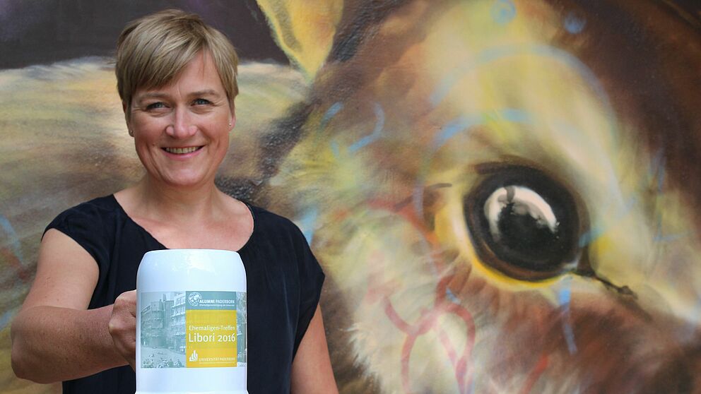 Foto (Julia Pieper, Universität Paderborn): Das Paderborner Hasenmotiv, Libori und die Ehemaligen der UPB gehören zusammen: Alexandra Dickhoff von Alumni Paderborn lädt ein zum Ehemaligen-Treffen am Libori-Freitag. Die ersten 50 Besucher erhalten eine