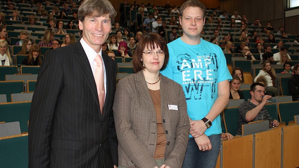 Foto (Universität Paderborn, Frauke Döll): Begrüßten zum Semesterbeginn die Studienanfänger: Präsident Prof. Dr. Nikolaus Risch, Studentenwerks-Geschäftsführerin Dr. Katja Nienaber und AStA-Sozialreferent Stefan Wittgraeber (v. l.).