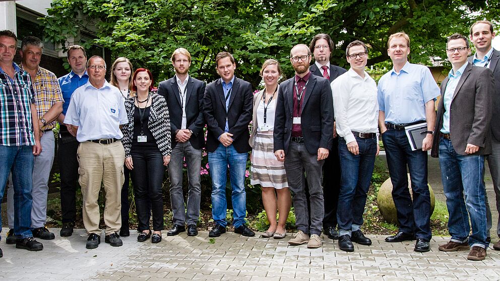 Foto (Universität Paderborn, Marcel Gebbe): Studierende und Mitarbeiter der Arntz Optibelt Gruppe.