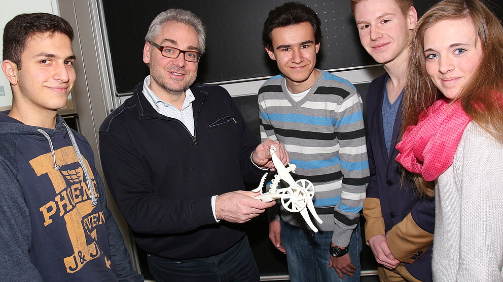 Foto (Universität Paderborn, Patrick Kleibold): Dr. Eric Klemp vom DMRC (Zweiter v. l.) erläutert den Schülern (v. l.) Manuel Akay (Fürstenberg-Realschule), Carsten Witteler (Realschule Olsberg), Max Manthey (Gymnasium Theodorianum) und Annchristin Ho