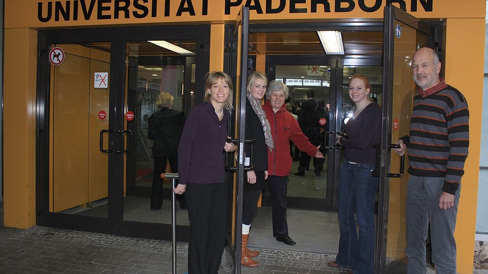 Foto (Universität Paderborn, Frauke Döll): Die Zentrale Studienberatung der Uni Paderborn lädt zum Schnuppern ein (v. l.): Heike Knospe, Ricarda Hyeng, Barbara Sawall, Andrea Düring und Christoph Bäcker.