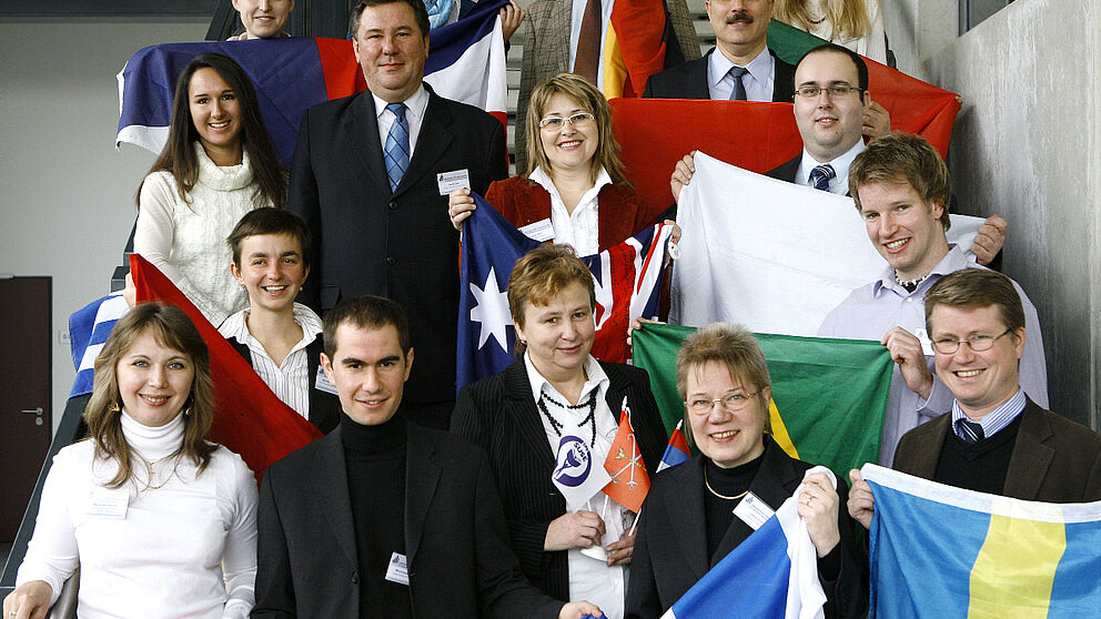 Foto: Beim Projektstart an der Universität Paderborn: Neun europäische Partner entwickeln die Web-basierte Community- und Informationsplattform WISHES. Vorn, 2. von rechts: Projekt-Koordinatorin Prof. Dr. Leena Suhl.