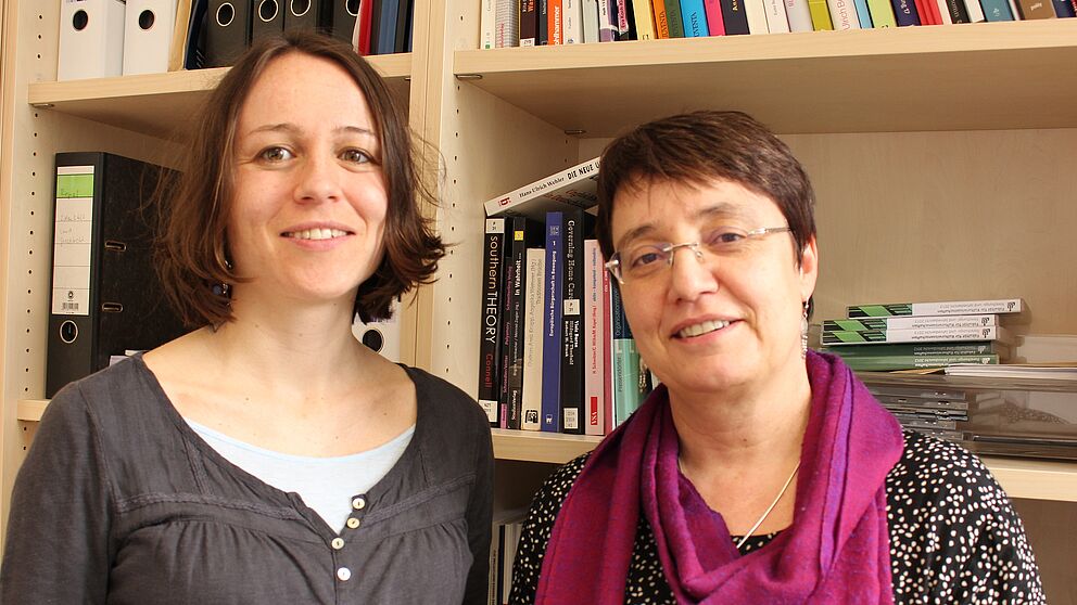 Foto (Universität Paderborn, Frauke Döll): Die Soziologinnen Dr. Romy Reimer und Prof. Dr. Birgit Riegraf (v. l.) haben die Ergebnisse einer Studie zur Pflegesituation in Deutschland und zum Konzept der Wohn-Pflege-Gemeinschaften vorgelegt.