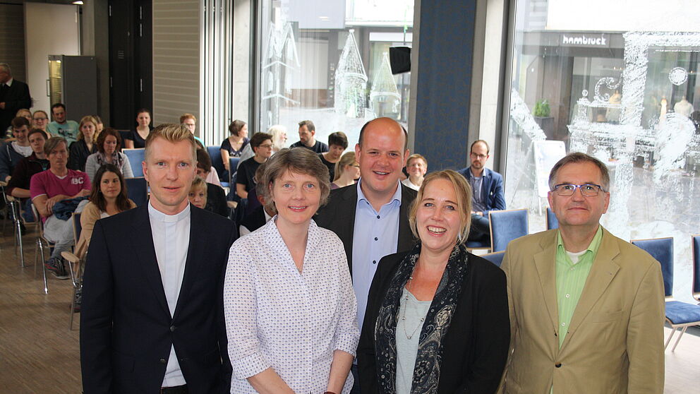 Diskutierten über die Kirche und den Rechtspopulismus: (v.l.) Studierendenpfarrer Nils Petrat, Moderatorin Claudia Auffenberg, BDKJ-Diözesanvorsitzender Sebastian Koppers mit den beiden Experten Beate Küpper und Andreas Püttmann.