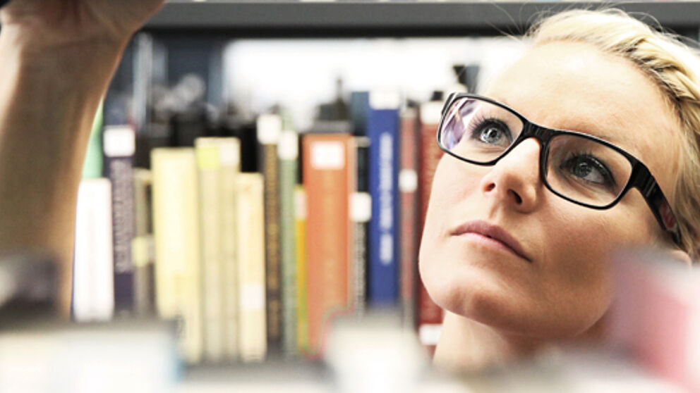 Foto: Studentin in der Fachbibliothek Kunst- und Medienwissenschaften