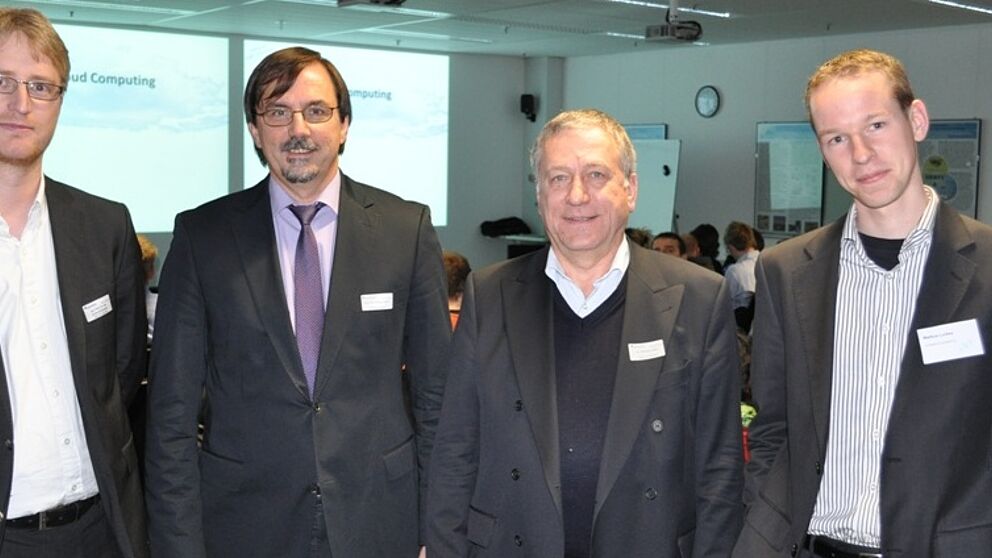 Foto (Universität Paderborn, Mark Heinemann): Erklärten den Trend: Jun.-Prof. Dr.-Ing André Brinkmann (v.l.), Prof. Dr. Gregor Engels, Dr. Michael Laska und Markus Luckey setzten sich mit dem Cloud Computing auseinander. Ihre Vorträge fanden im Rahmen