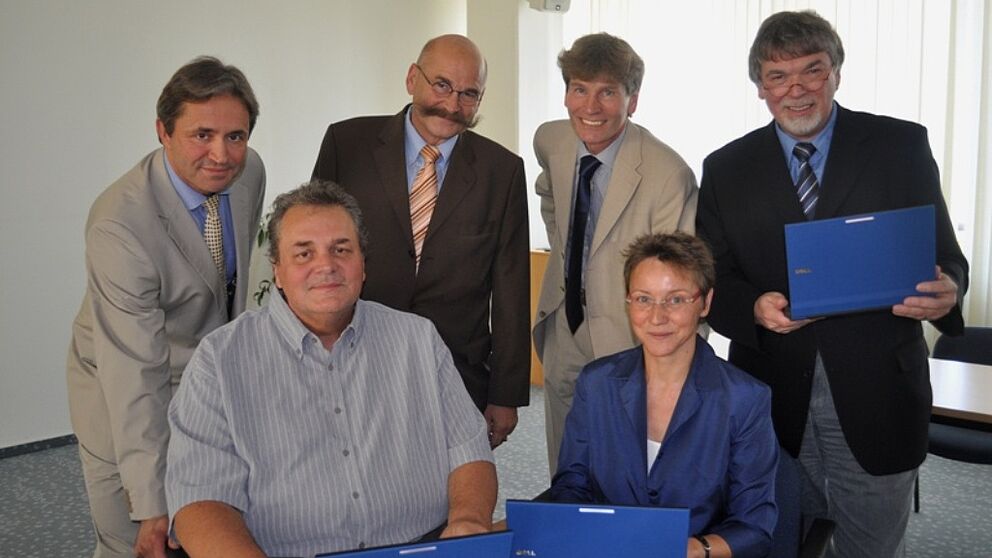 Foto (Universität Paderborn, Mark Heinemann): V. li. hinten: Tibor Werner Szolnoki, Uni-Pressesprecher und PAUL-Teilprojektleiter Kommunikation, Kanzler Jürgen Plato, Präsident Prof. Dr. Nikolaus Risch und PAUL-Projektleiter Prof. Dr. Wilfried Hauensch